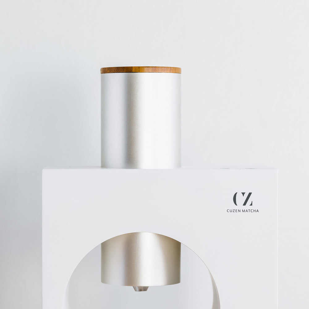 The Cuzen Matcha Maker tea leaf hopper, sealed with the bamboo lid.
