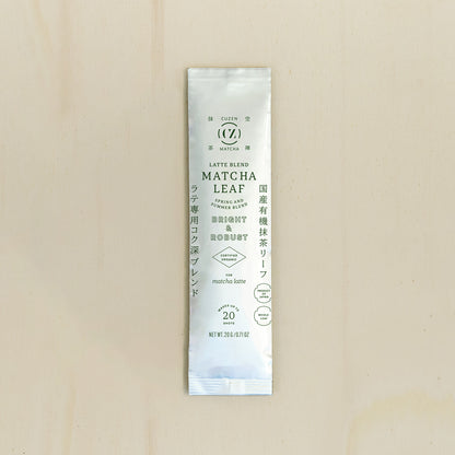 A white-colored, 20-gram packet of Cuzen’s Latte Blend Matcha Leaf.
