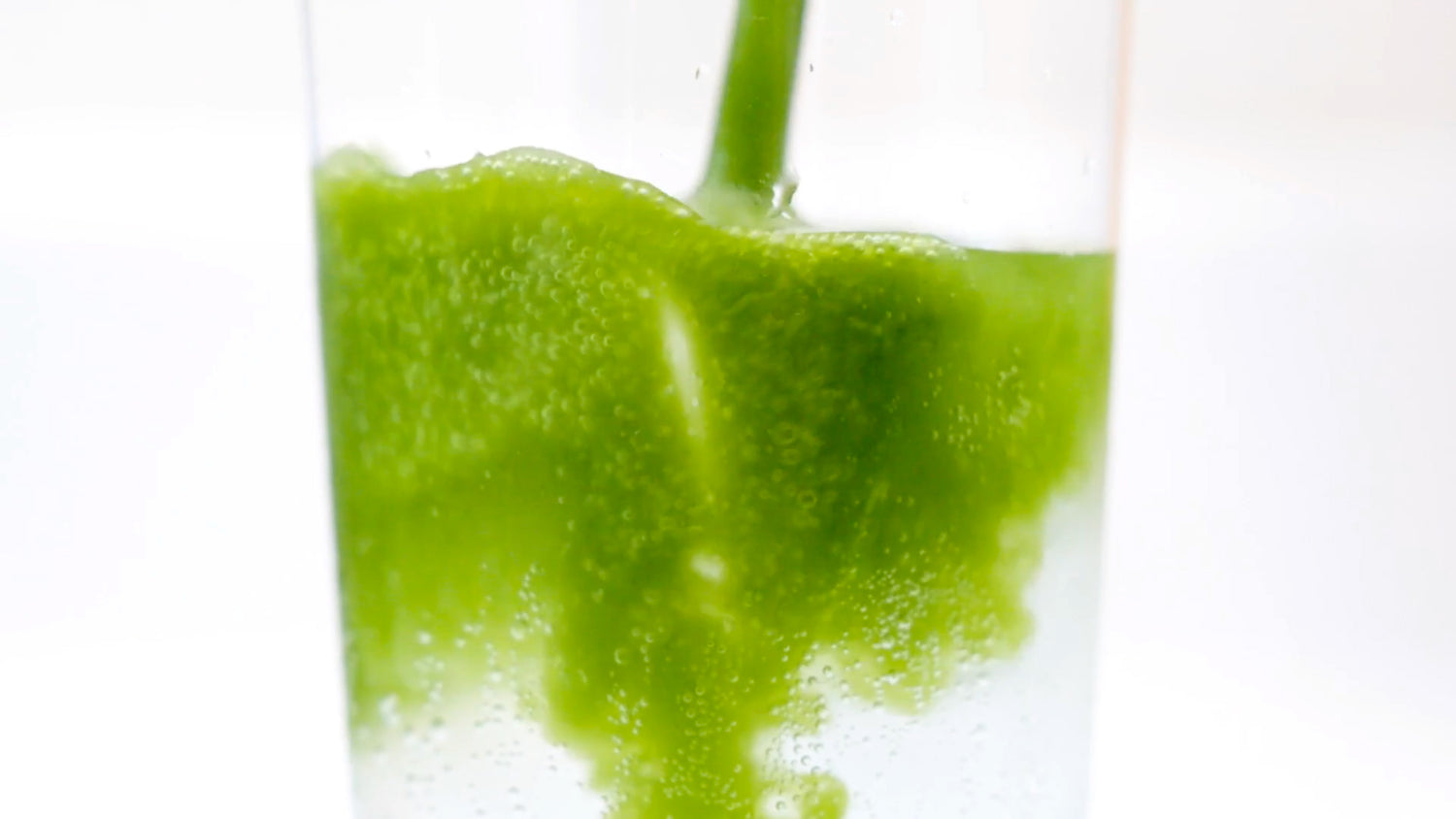 Video clip juxtaposing the traditional and the Cuzen processes of matcha preparation.