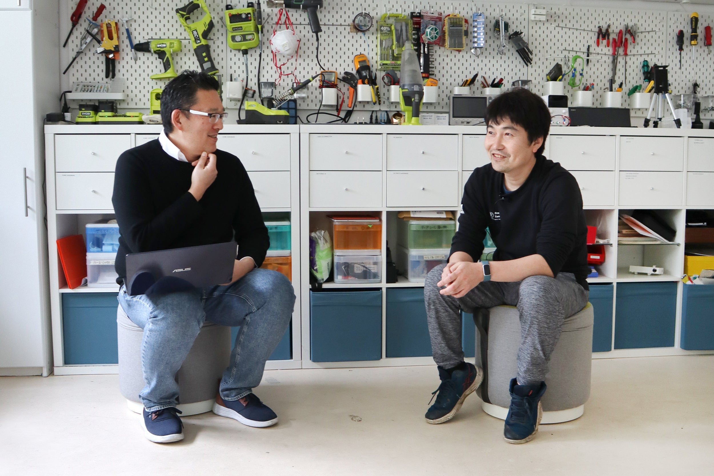 Cuzen CEO Eijiro chats with Naoto in the mechanical engineer's workspace, where the Matcha Maker was designed. 