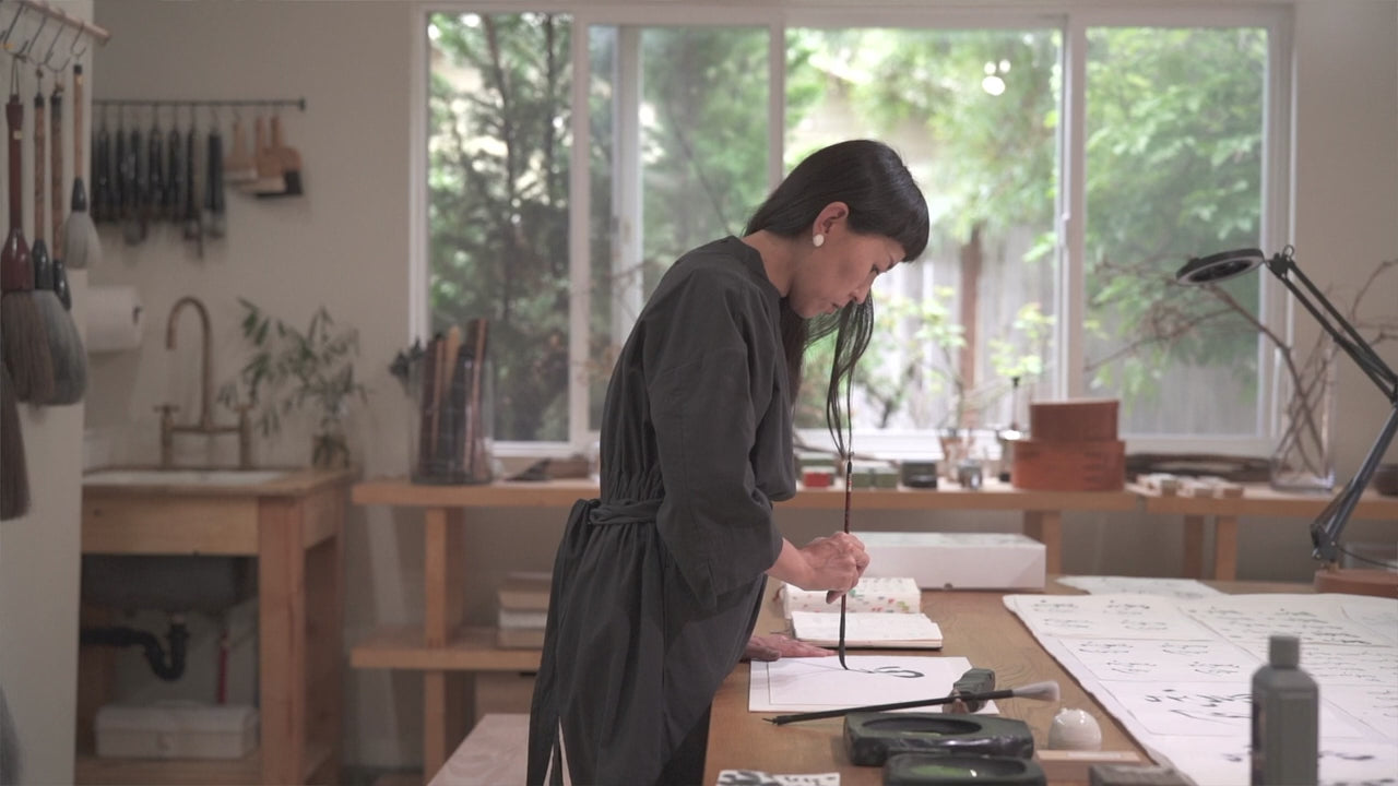 Charger la vidéo : A video interview with calligrapher Aoi Yamaguchi about her work and her collaboration with Cuzen for the Sumi Matcha Maker launch.